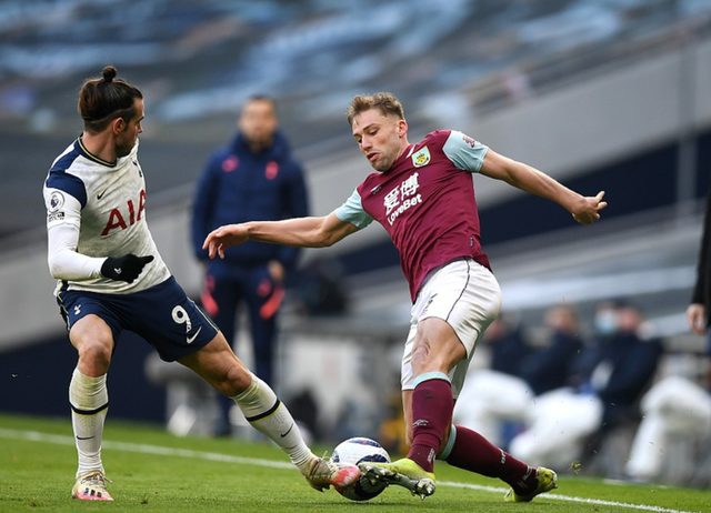 靠近侧边线 靠近侧边线